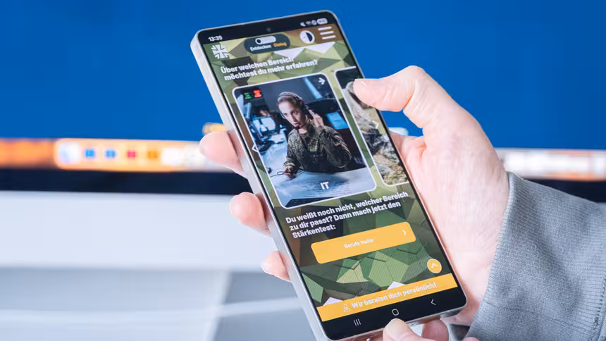 Eine Hand, die ein Smartphone hält, auf dem die Karriereseite der Bundeswehr aufgerufen ist.
